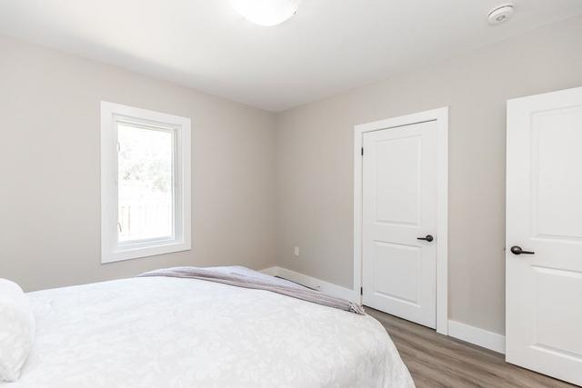 240 Codrington St, House detached with 3 bedrooms, 2 bathrooms and 6 parking in Barrie ON | Image 6
