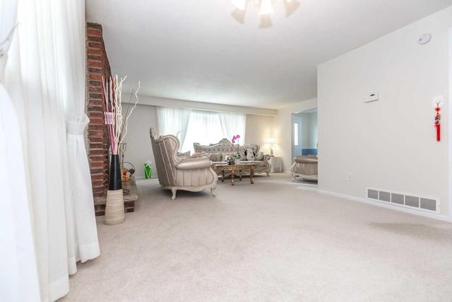 10 Lewin Cres, House detached with 3 bedrooms, 2 bathrooms and 2 parking in Ajax ON | Image 6