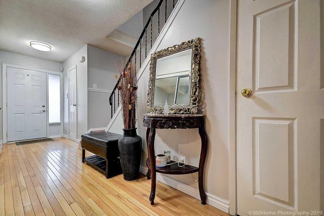 5 Mccallum Crt, Townhouse with 3 bedrooms, 3 bathrooms and 1 parking in Brampton ON | Image 2