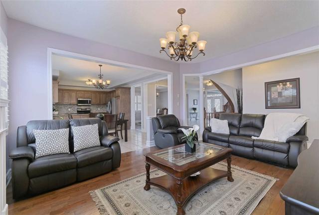 108 Cabin Trail Cres, House detached with 4 bedrooms, 5 bathrooms and 7 parking in Whitchurch Stouffville ON | Image 3