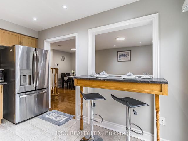 725 Ambroise Cres, House attached with 3 bedrooms, 3 bathrooms and 3 parking in Milton ON | Image 4