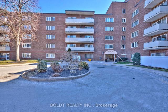 210 - 198 Scott St, Condo with 2 bedrooms, 1 bathrooms and 1 parking in St. Catharines ON | Image 1