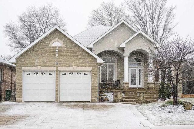19 Davis Cres, House detached with 2 bedrooms, 3 bathrooms and 5 parking in Hamilton ON | Image 1