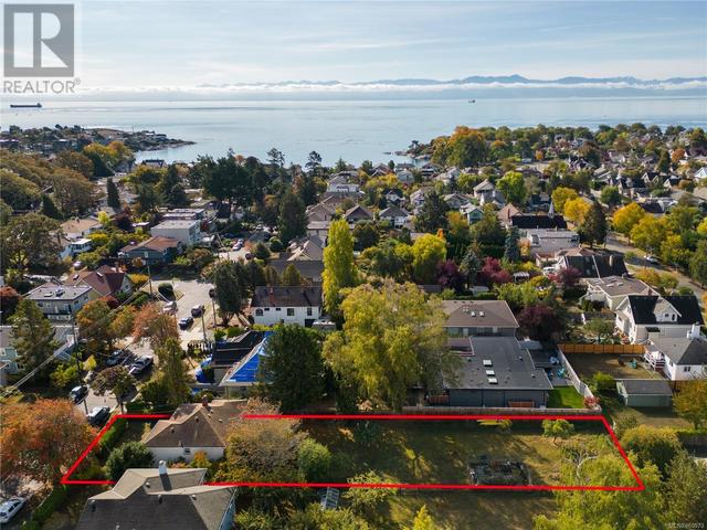 334 Irving Rd, House detached with 2 bedrooms, 1 bathrooms and 2 parking in Victoria BC | Image 2