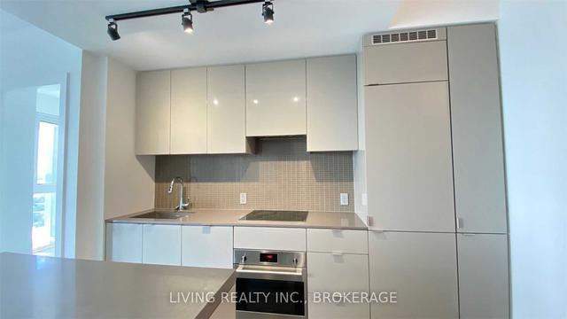 5101 - 7 Grenville St, Condo with 2 bedrooms, 2 bathrooms and 0 parking in Toronto ON | Image 2