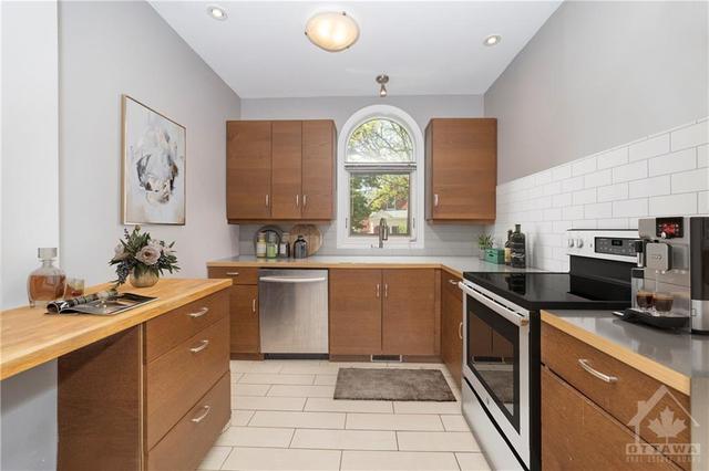 236 Daly Avenue, Townhouse with 3 bedrooms, 2 bathrooms and 3 parking in Ottawa ON | Image 6