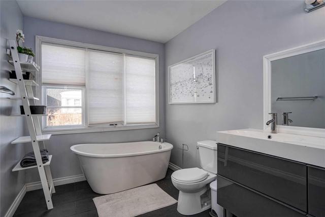 866 Pape Ave, House attached with 3 bedrooms, 3 bathrooms and null parking in Toronto ON | Image 17