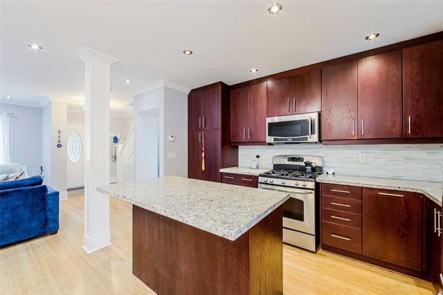 34 Roseneath Gdns, House semidetached with 3 bedrooms, 2 bathrooms and 1 parking in Toronto ON | Image 4