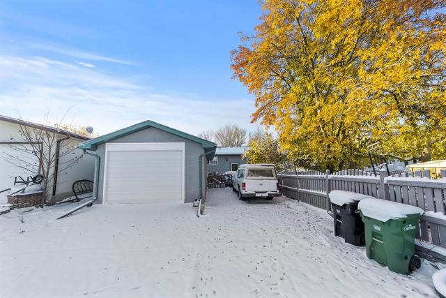 46 Montcalm Avenue, House detached with 5 bedrooms, 2 bathrooms and 3 parking in Camrose County AB | Image 2