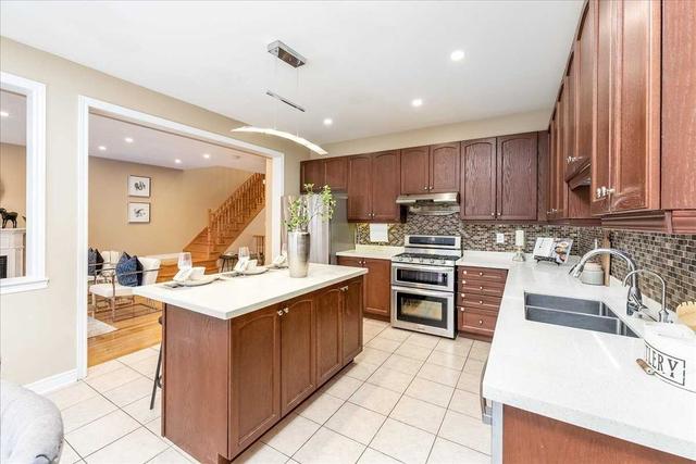 229 Aspenwood Dr, House detached with 4 bedrooms, 4 bathrooms and 7 parking in Newmarket ON | Image 4