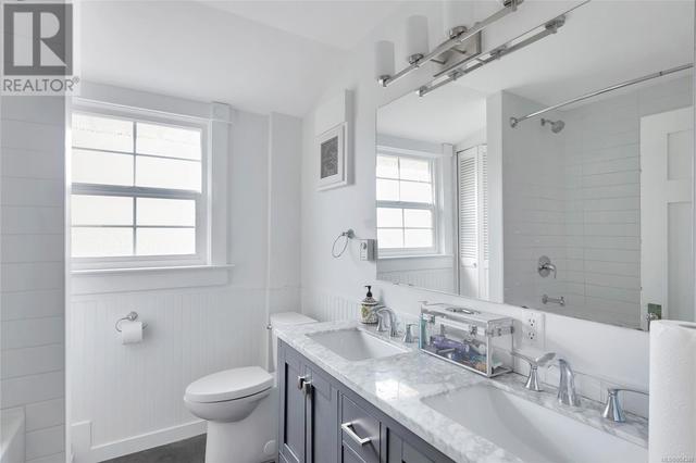 Upstairs bathroom | Image 17