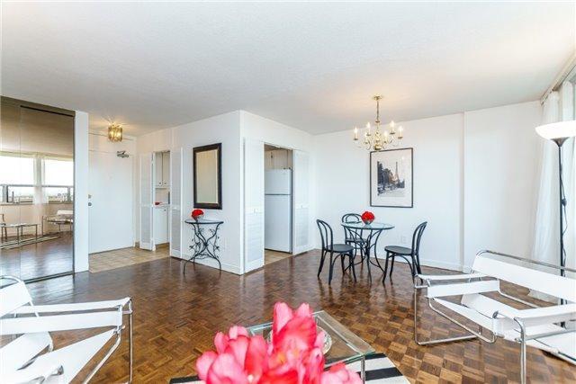 1002 - 40 Homewood Ave, Condo with 2 bedrooms, 1 bathrooms and 1 parking in Toronto ON | Image 2