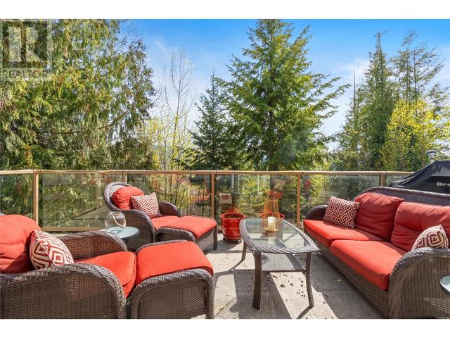 7456 Anglemont Way, House detached with 2 bedrooms, 2 bathrooms and 6 parking in Columbia Shuswap F BC | Image 21