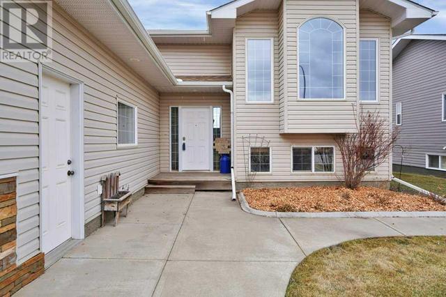 4638 58 Avenue, House detached with 4 bedrooms, 3 bathrooms and 2 parking in Rimbey AB | Image 2