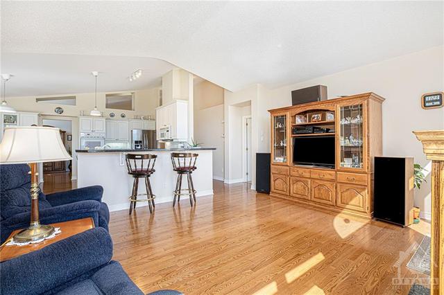 4472 Bittersweet Place, Home with 3 bedrooms, 3 bathrooms and 5 parking in Ottawa ON | Image 11