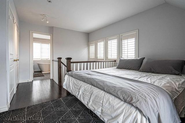 866 Pape Ave, House attached with 3 bedrooms, 3 bathrooms and null parking in Toronto ON | Image 14