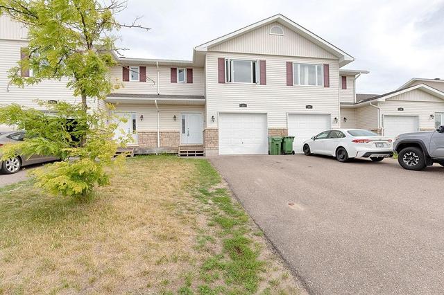 15 Winston Avenue, Townhouse with 3 bedrooms, 2 bathrooms and 2 parking in Petawawa ON | Image 1