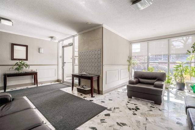 405 - 15 Elizabeth St N, Condo with 2 bedrooms, 2 bathrooms and 1 parking in Mississauga ON | Image 2