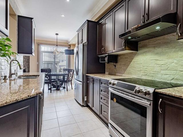 94 Collin Crt, House attached with 3 bedrooms, 3 bathrooms and 3 parking in Richmond Hill ON | Image 3