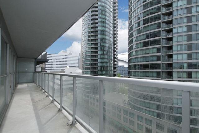 807 - 352 Front St W, Condo with 2 bedrooms, 2 bathrooms and 1 parking in Toronto ON | Image 12