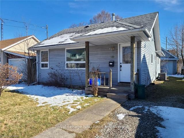 20 Beverly St, House detached with 2 bedrooms, 1 bathrooms and 2 parking in St. Catharines ON | Image 1