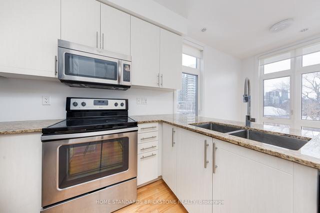 10 - 11 Eldora Ave, Townhouse with 2 bedrooms, 2 bathrooms and 1 parking in Toronto ON | Image 3