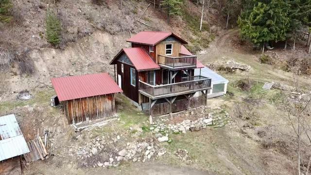7148 Graham Road, House detached with 2 bedrooms, 1 bathrooms and null parking in Central Kootenay H BC | Image 1
