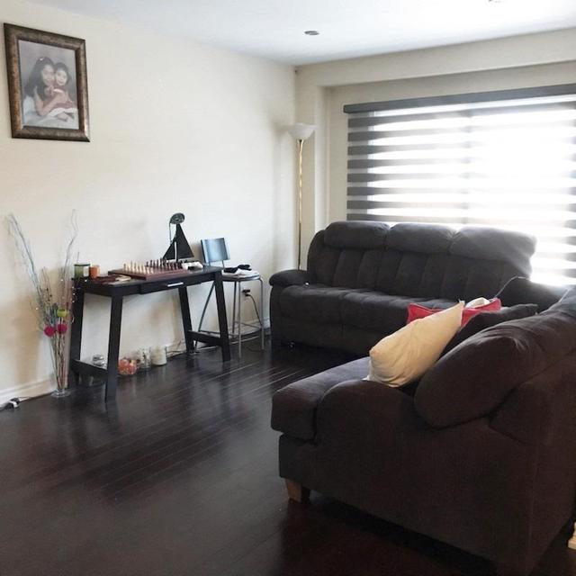 132 Ashton Cres, Townhouse with 3 bedrooms, 2 bathrooms and 2 parking in Brampton ON | Image 2