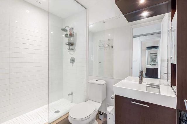 7105 - 388 Yonge St, Condo with 3 bedrooms, 2 bathrooms and 1 parking in Toronto ON | Image 11