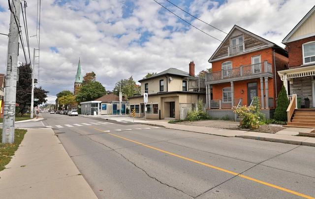 289 Locke St S, House detached with 5 bedrooms, 2 bathrooms and 2 parking in Hamilton ON | Image 1