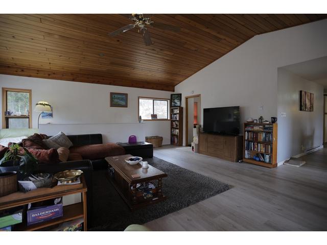 325 Beggs Road, House detached with 4 bedrooms, 2 bathrooms and null parking in Central Kootenay E BC | Image 16