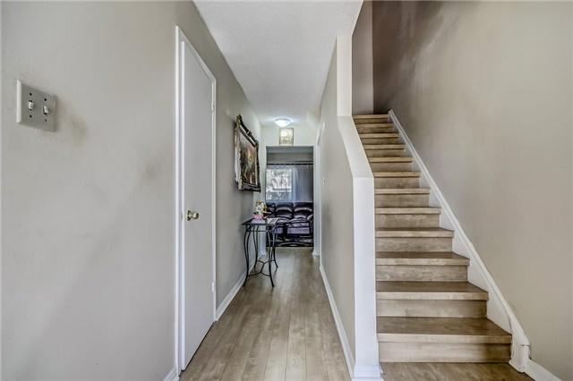 140 Burrows Hall Blvd, Townhouse with 3 bedrooms, 2 bathrooms and 1 parking in Toronto ON | Image 4