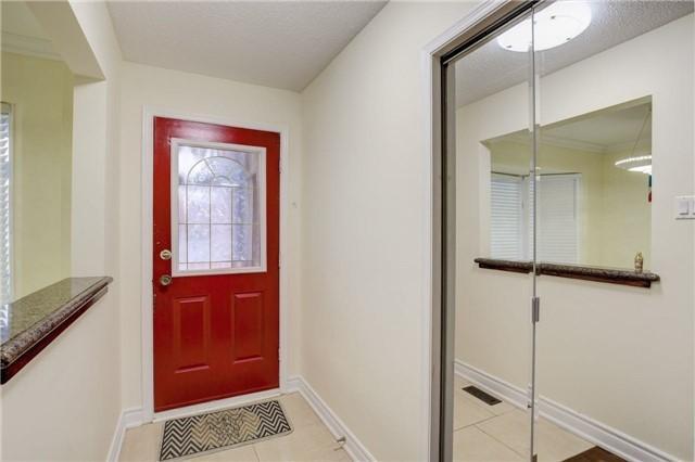 8 Marion Cres, House attached with 3 bedrooms, 3 bathrooms and 4 parking in Markham ON | Image 2