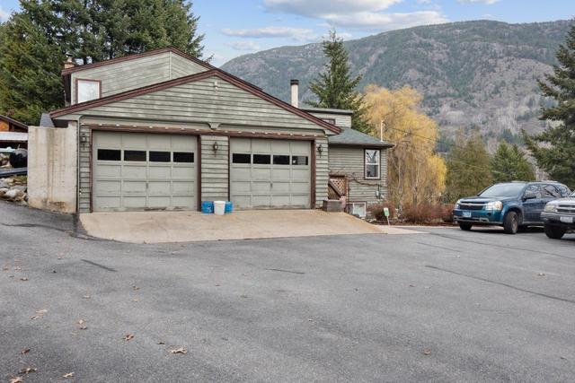 1176 Marshall Road, House detached with 4 bedrooms, 3 bathrooms and 5 parking in Central Kootenay J BC | Image 4