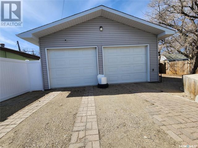 519 King Street, House detached with 3 bedrooms, 2 bathrooms and null parking in Weyburn SK | Image 4