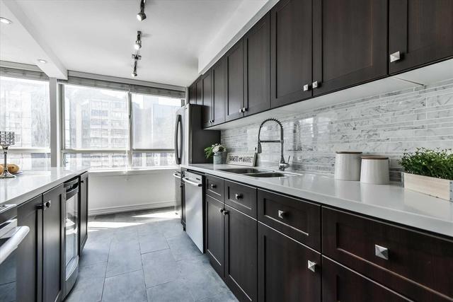 1714 - 633 Bay St, Condo with 2 bedrooms, 2 bathrooms and 1 parking in Toronto ON | Image 6