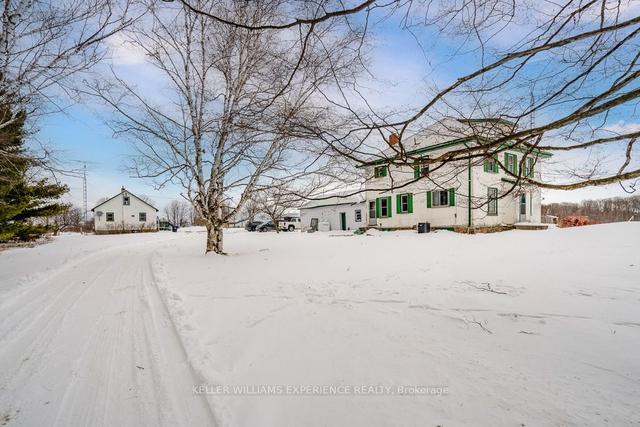2001 15/16 Sdrd E, Home with 4 bedrooms, 2 bathrooms and 7 parking in Oro Medonte ON | Image 2