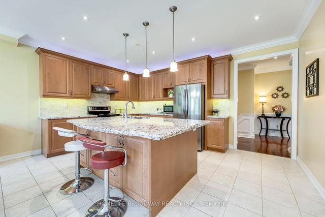 72 Aegis Dr, House detached with 4 bedrooms, 5 bathrooms and 6 parking in Vaughan ON | Image 3