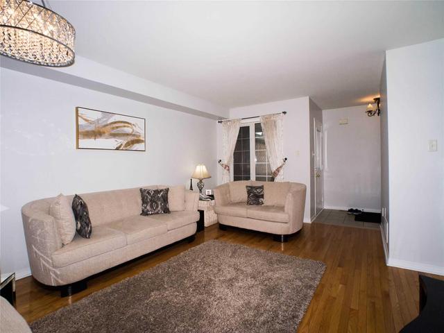 213 Andona Cres, House detached with 3 bedrooms, 3 bathrooms and 3 parking in Toronto ON | Image 3