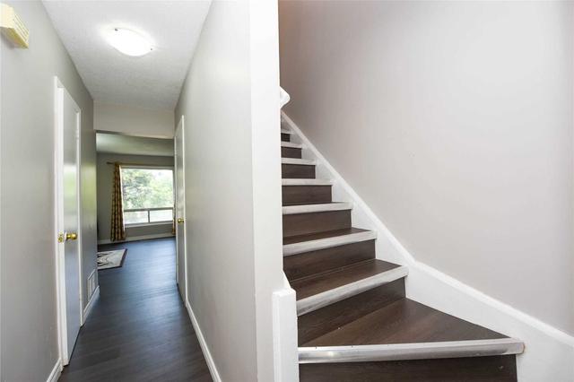 24 Franklin Crt, Townhouse with 3 bedrooms, 2 bathrooms and 2 parking in Brampton ON | Image 6