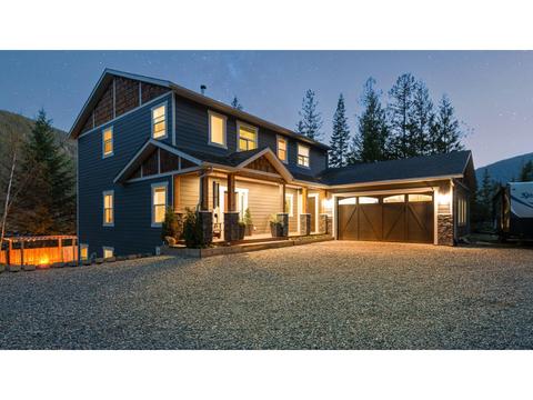 4817 Goat River North Road, House detached with 4 bedrooms, 4 bathrooms and 6 parking in Central Kootenay B BC | Card Image