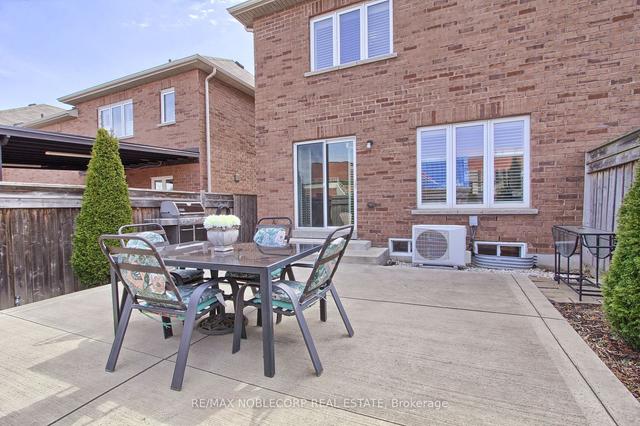 53 Westcliffe Cres, House attached with 2 bedrooms, 3 bathrooms and 3 parking in Richmond Hill ON | Image 32
