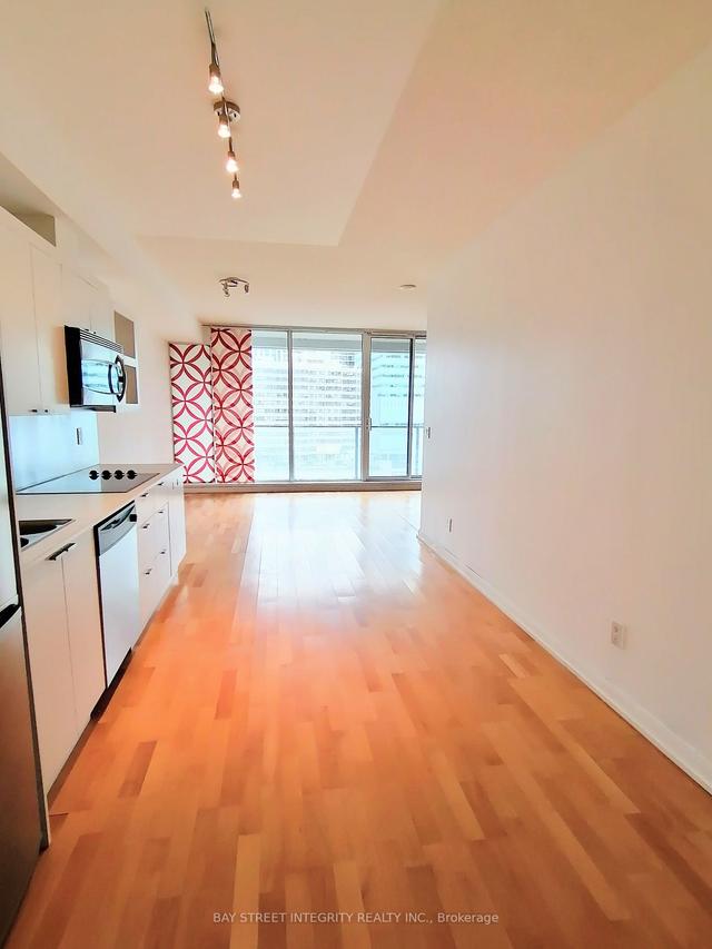 1727 - 111 Elizabeth St, Condo with 1 bedrooms, 1 bathrooms and 1 parking in Toronto ON | Image 4