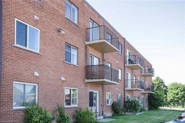 1 - 456 Carlton Street, House attached with 2 bedrooms, 1 bathrooms and 1 parking in St. Catharines ON | Image 1