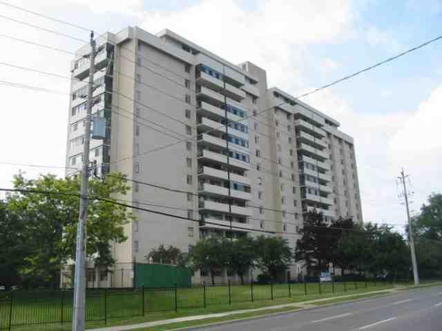 404 - 3311 Kingston Rd, Condo with 2 bedrooms, 1 bathrooms and 1 parking in Toronto ON | Image 1