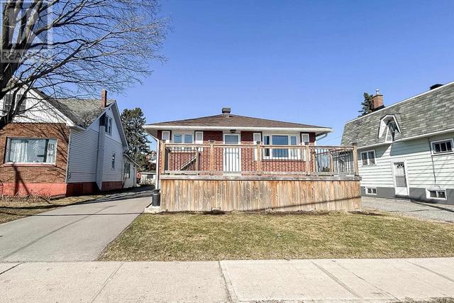 512 Douglas St, House detached with 2 bedrooms, 2 bathrooms and null parking in Sault Ste. Marie ON | Image 1
