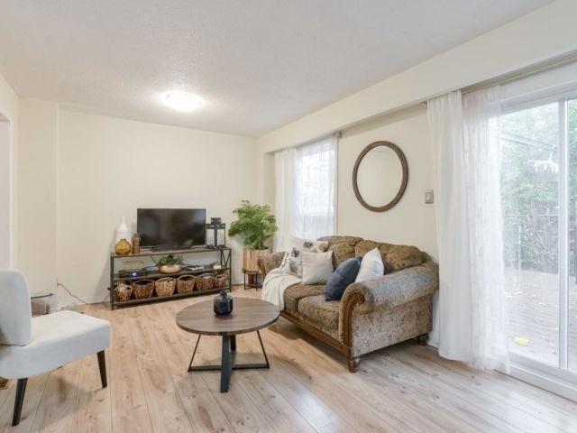 11 Dawson Cres, Townhouse with 3 bedrooms, 3 bathrooms and 2 parking in Brampton ON | Image 8