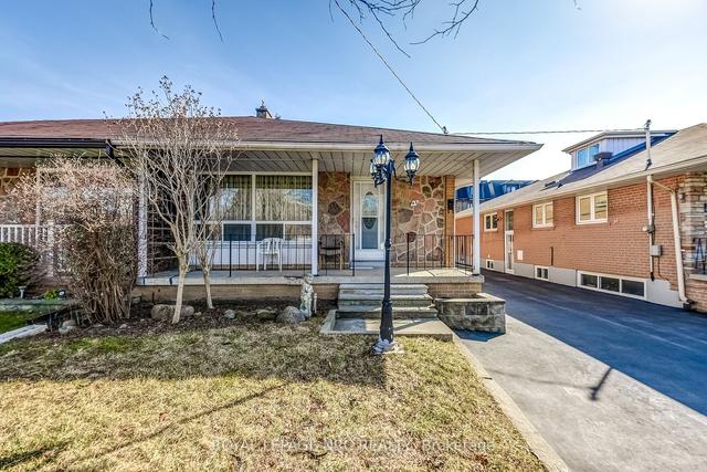 49 Graystone Gdns, House semidetached with 4 bedrooms, 3 bathrooms and 4 parking in Toronto ON | Image 12