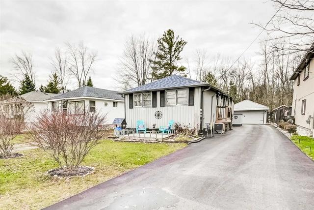 942 Barry Ave, House detached with 2 bedrooms, 1 bathrooms and 7 parking in Innisfil ON | Card Image