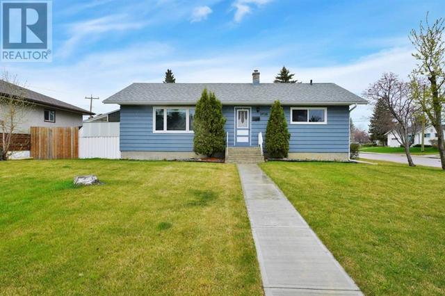 3938 38a Avenue, House detached with 4 bedrooms, 2 bathrooms and 1 parking in Red Deer AB | Card Image